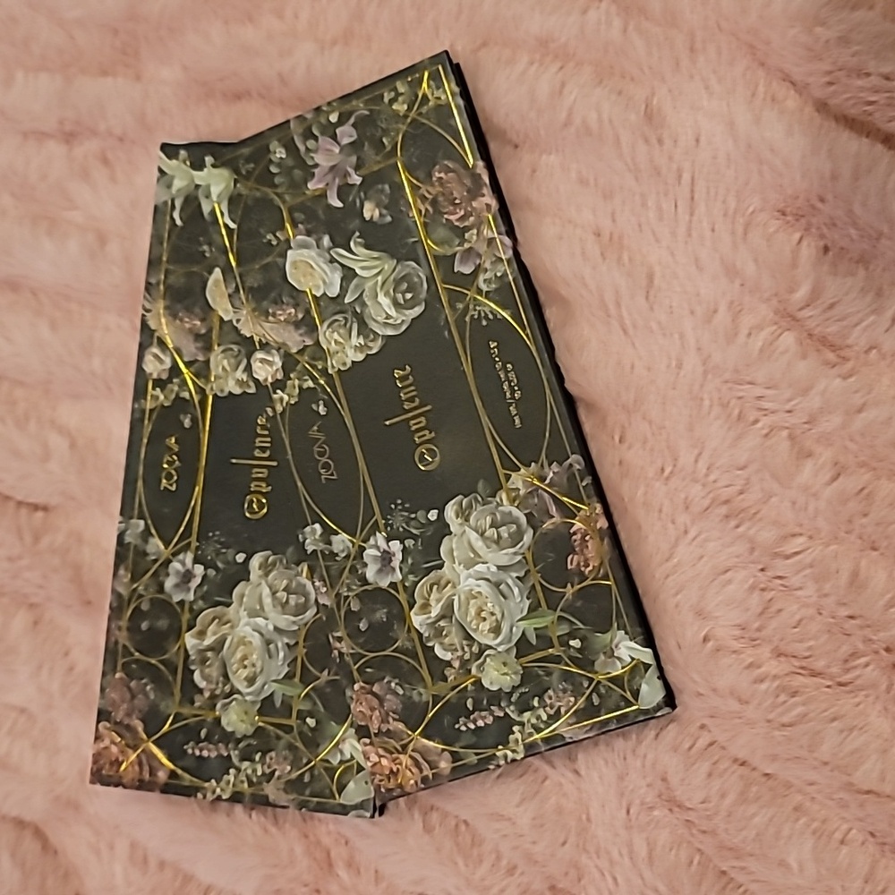 Opulence Eye Shadow Pallet - Picture 2 of 2